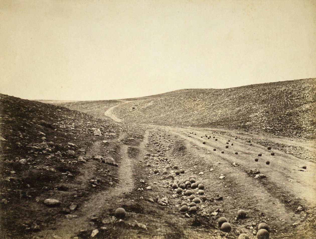 Dødens dal, efter anklagen for den lette brigade, 1855 (sepiafoto) af Roger Fenton