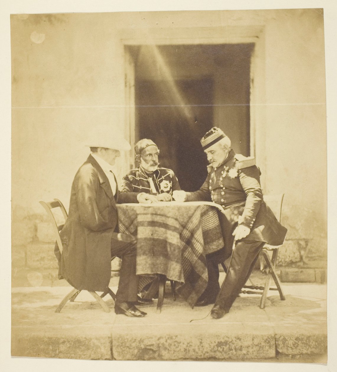 Et krigsråd: Lord Raglan, Omar Pasha og Pélissier, optaget aftenen før indtagelsen af Mankelen, Krim af Roger Fenton