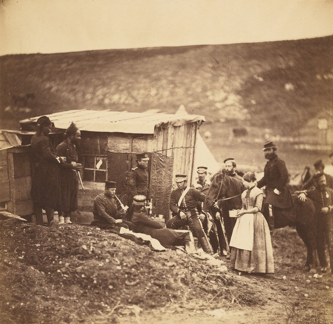 Lejr for 4. dragonregiment af garden, selskabeligt samvær, franskmænd og englændere af Roger Fenton