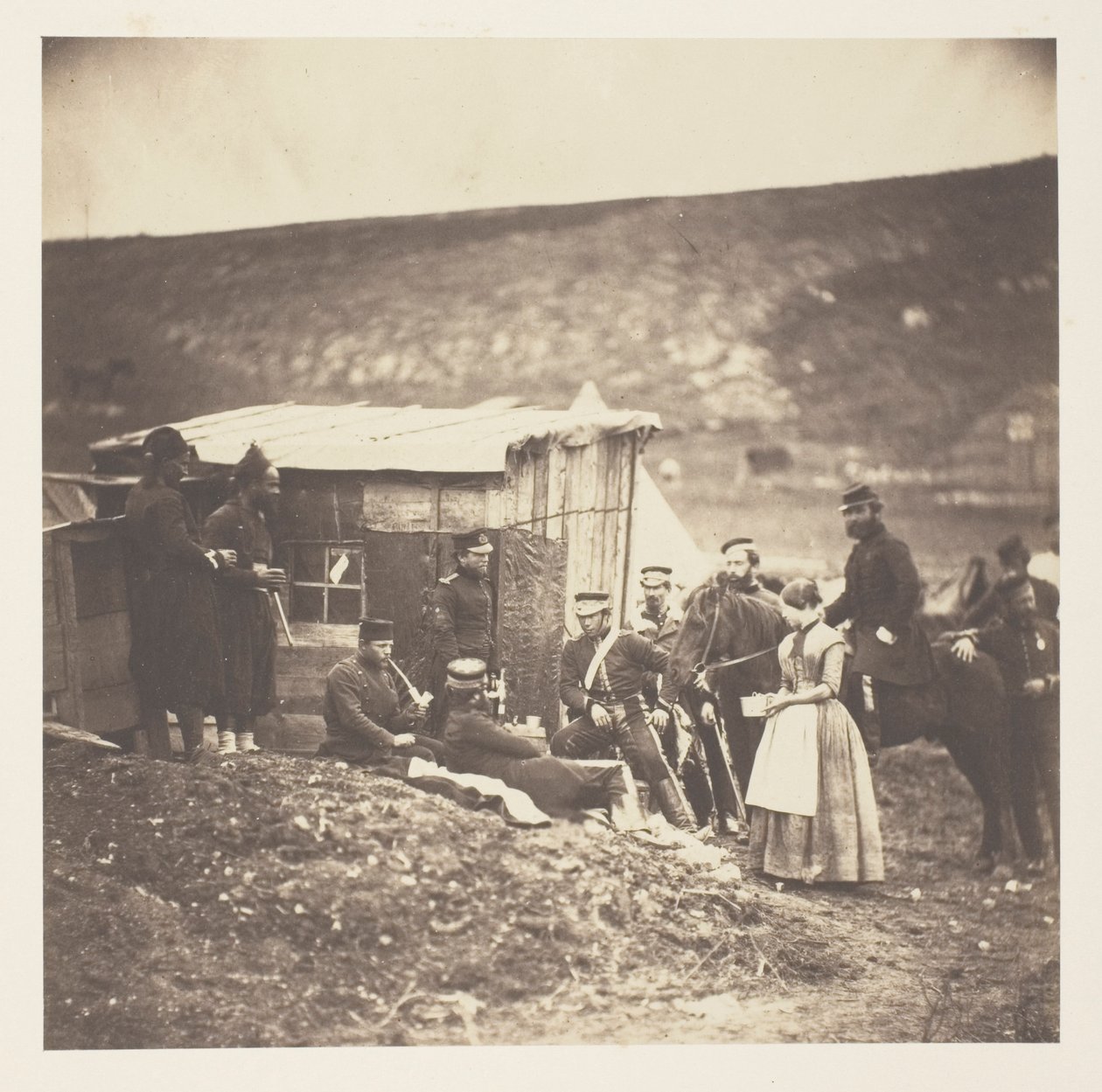Lejr for 4. Dragon Guards, selskabelig fest, franskmænd og englændere af Roger Fenton