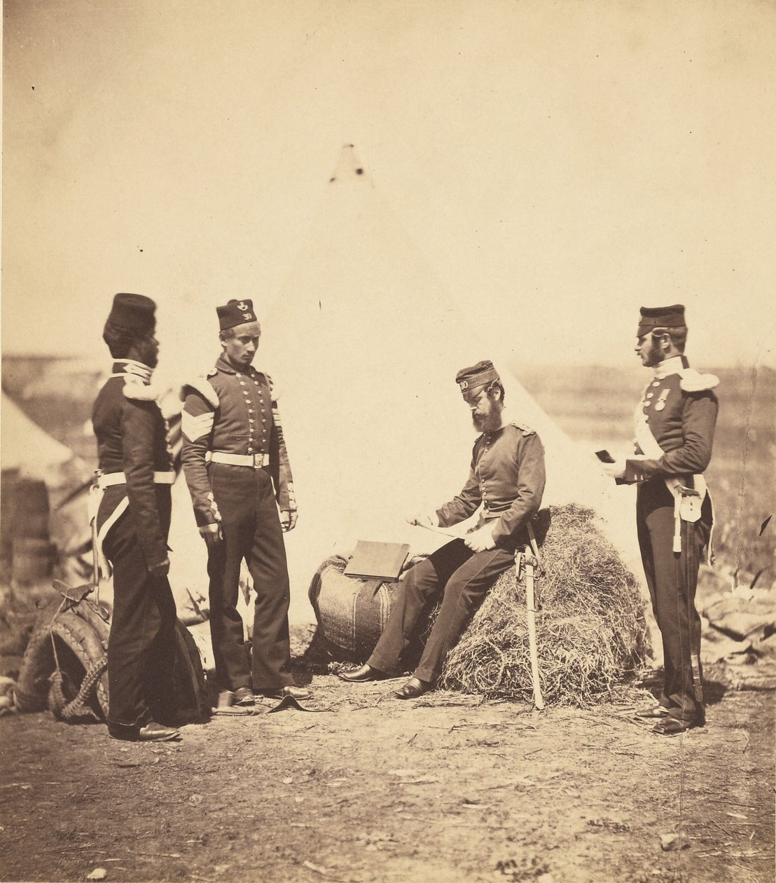 Kaptajn Walker fra 30. regiment læser generelle ordrer. af Roger Fenton