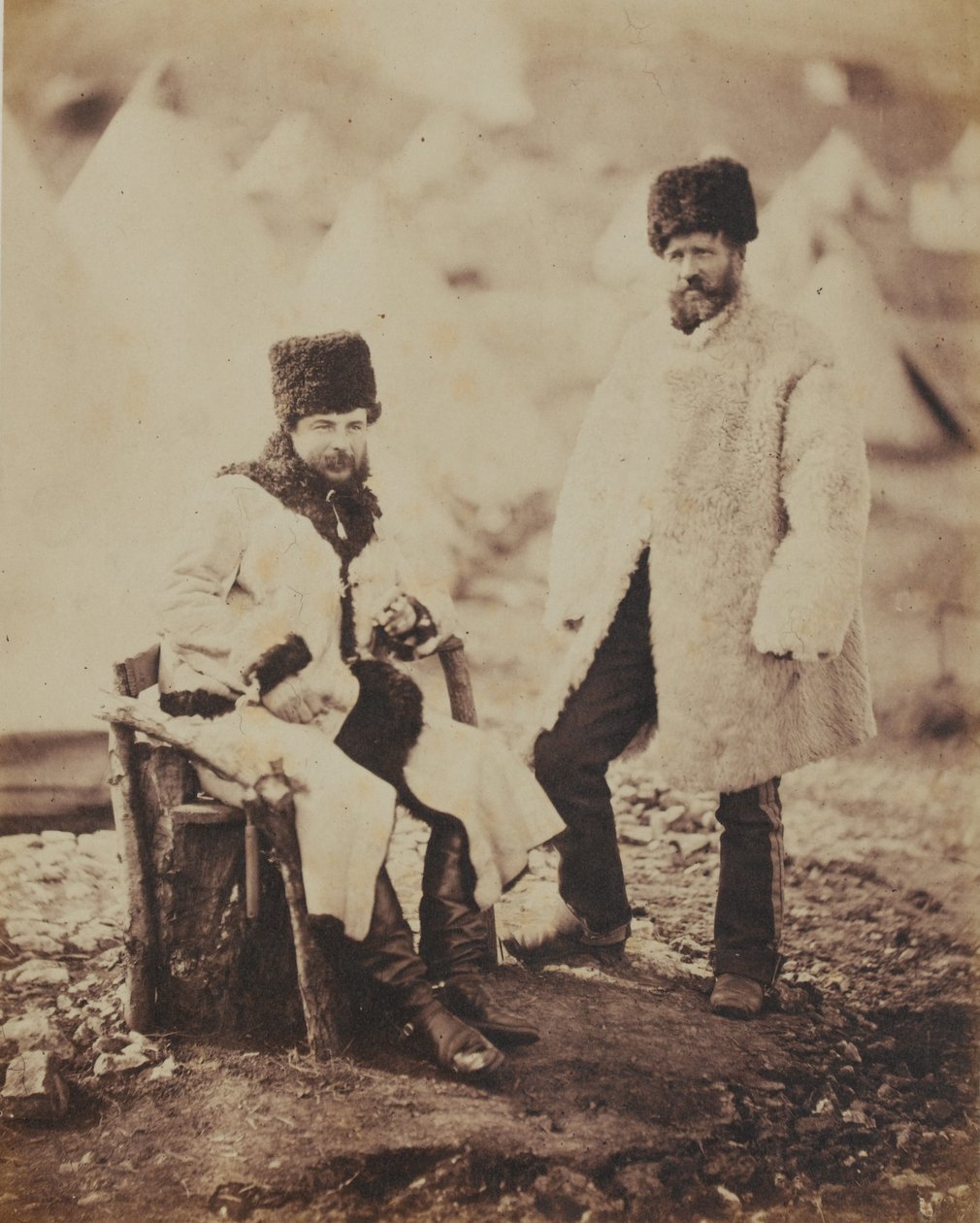 Kaptajn Brown 4. (dronningens eget) regiment af lette dragoner og tjener i vinterdragt, fra et album med 52 fotografier forbundet med Krimkrigen, 1855 af Roger Fenton