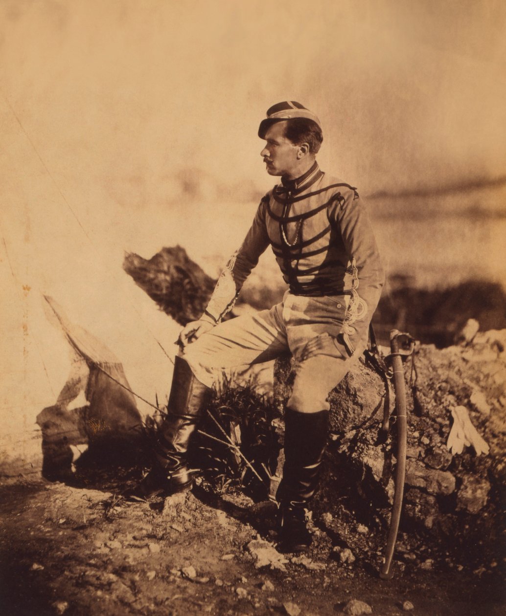 Kaptajn Thomas, aide-de-camp for general Pierre Bosquet, siddende fuldlængde portræt i uniform med sværd, Krimkrigen, Krim, Ukraine af Roger Fenton