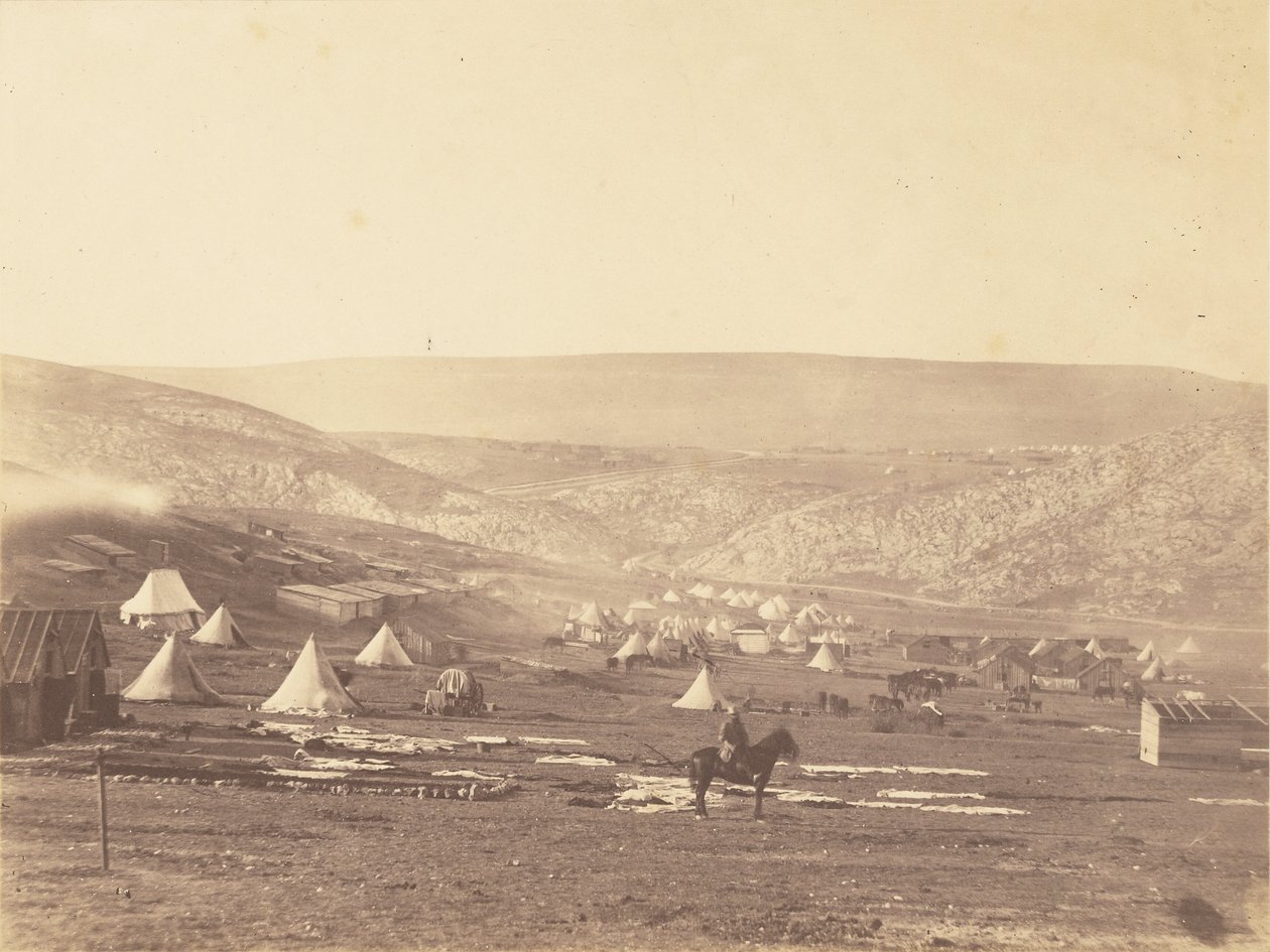 Kavalerilejr, Balaklava, med udsigt mod Sebastopol-plateauet. af Roger Fenton