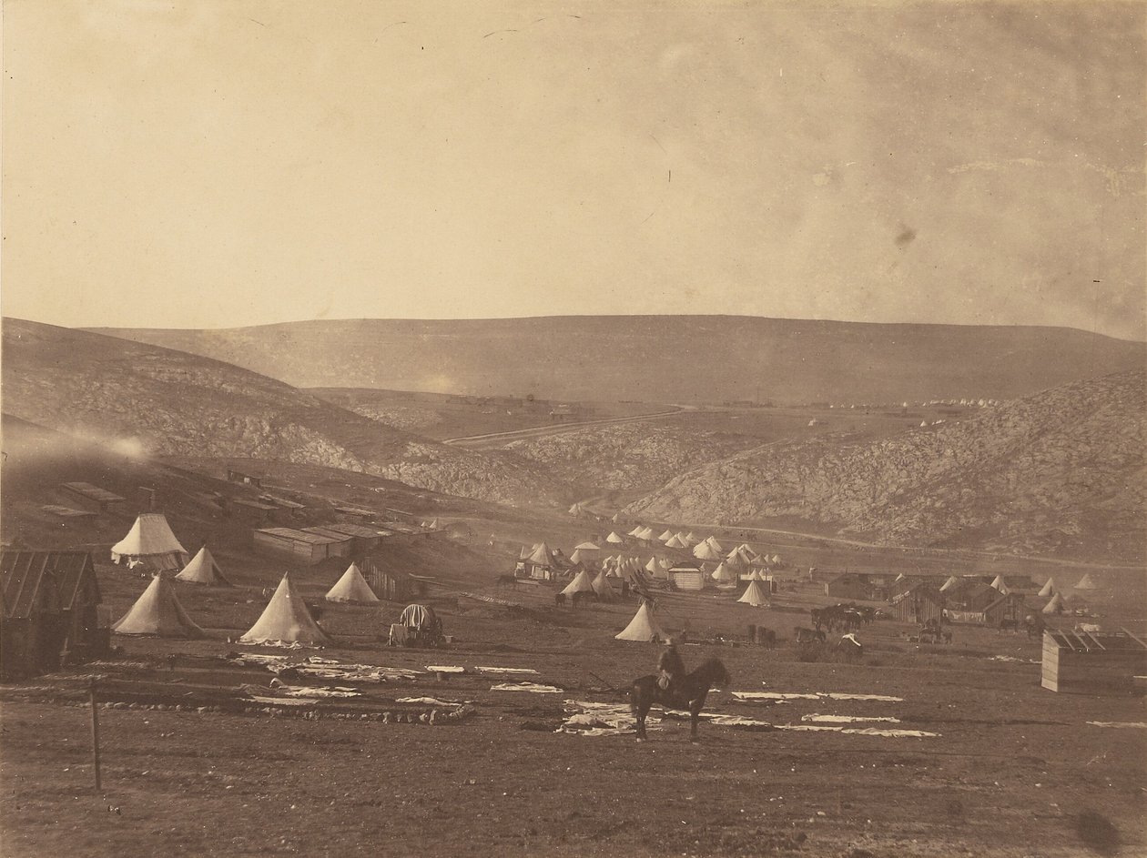 Kavalerilejr, Balaklava, med udsigt mod Sebastopols plateau af Roger Fenton