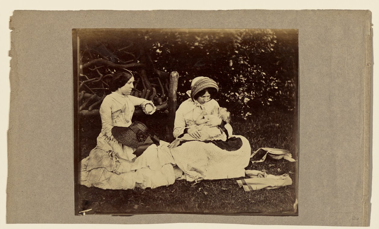 [Sovende barn med to kvinder siddende på græsset] af Roger Fenton