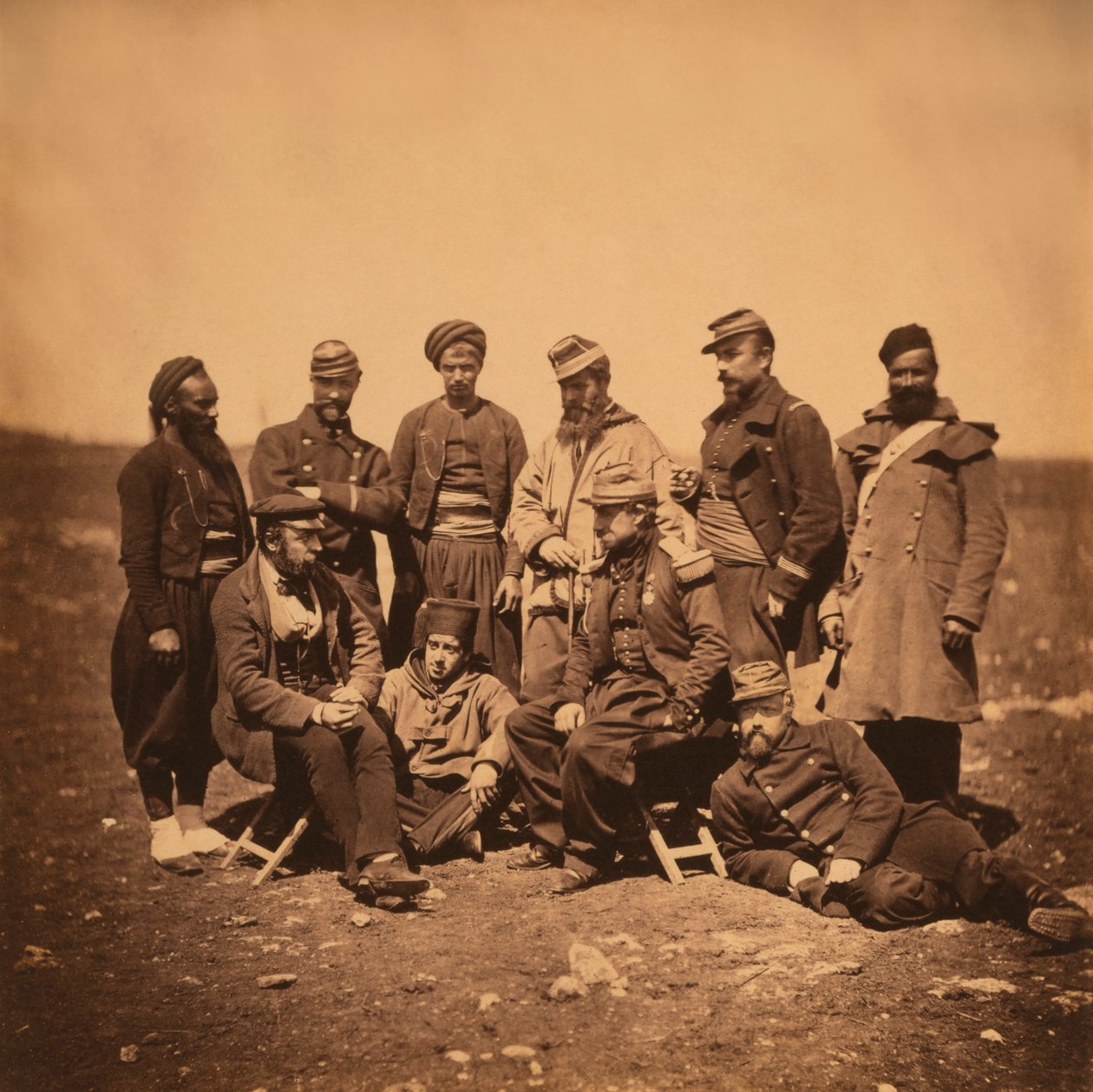 fransk general Cisse og gruppe af officerer og soldater, portræt i forskellige stilarter af uniformer; en Zouave står til venstre, Krimkrigen, Krim, Ukraine af Roger Fenton