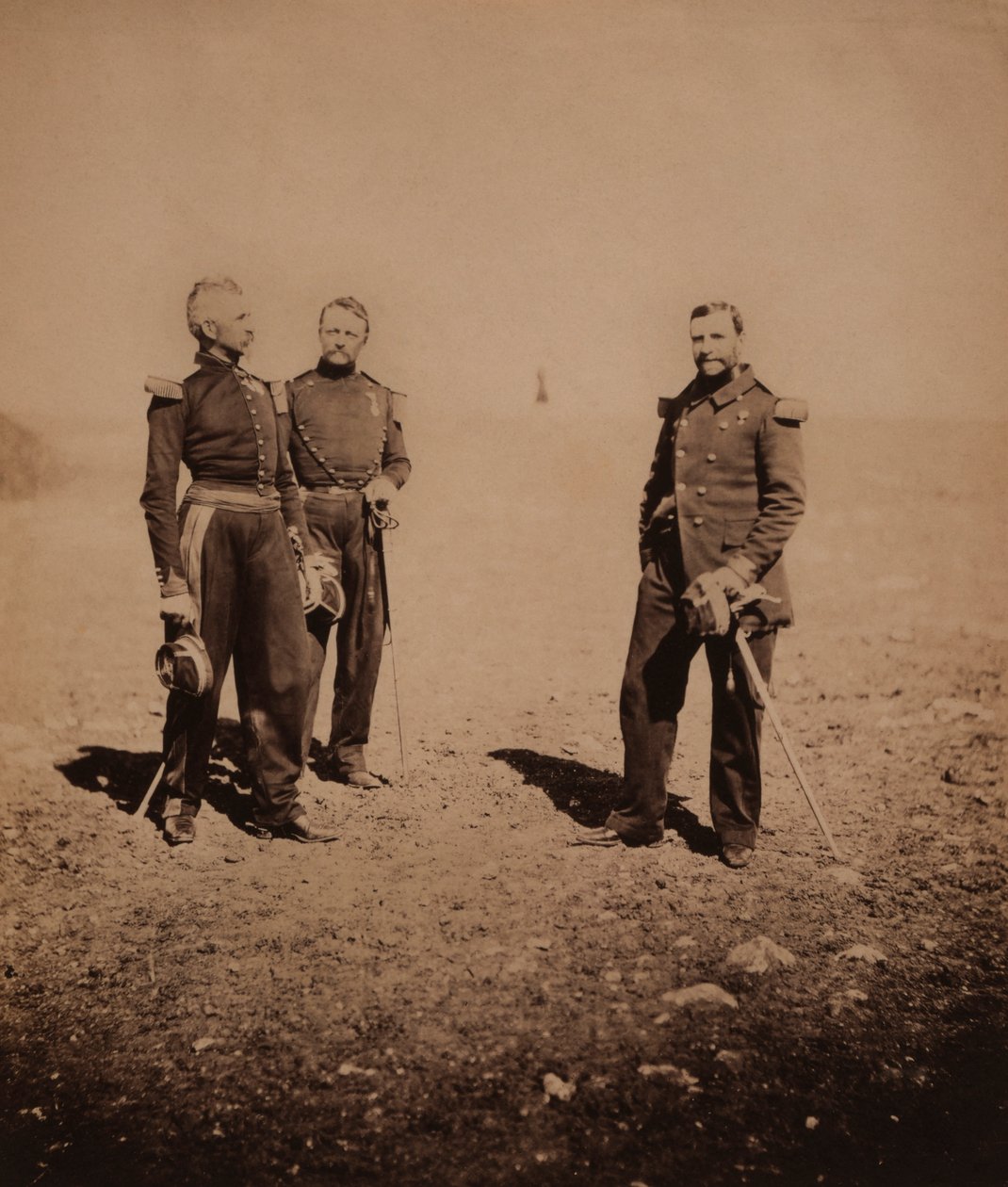 Franske generaler Labousiniere og Beuret står sammen med tredje officer, Krimkrigen, Krim, Ukraine af Roger Fenton