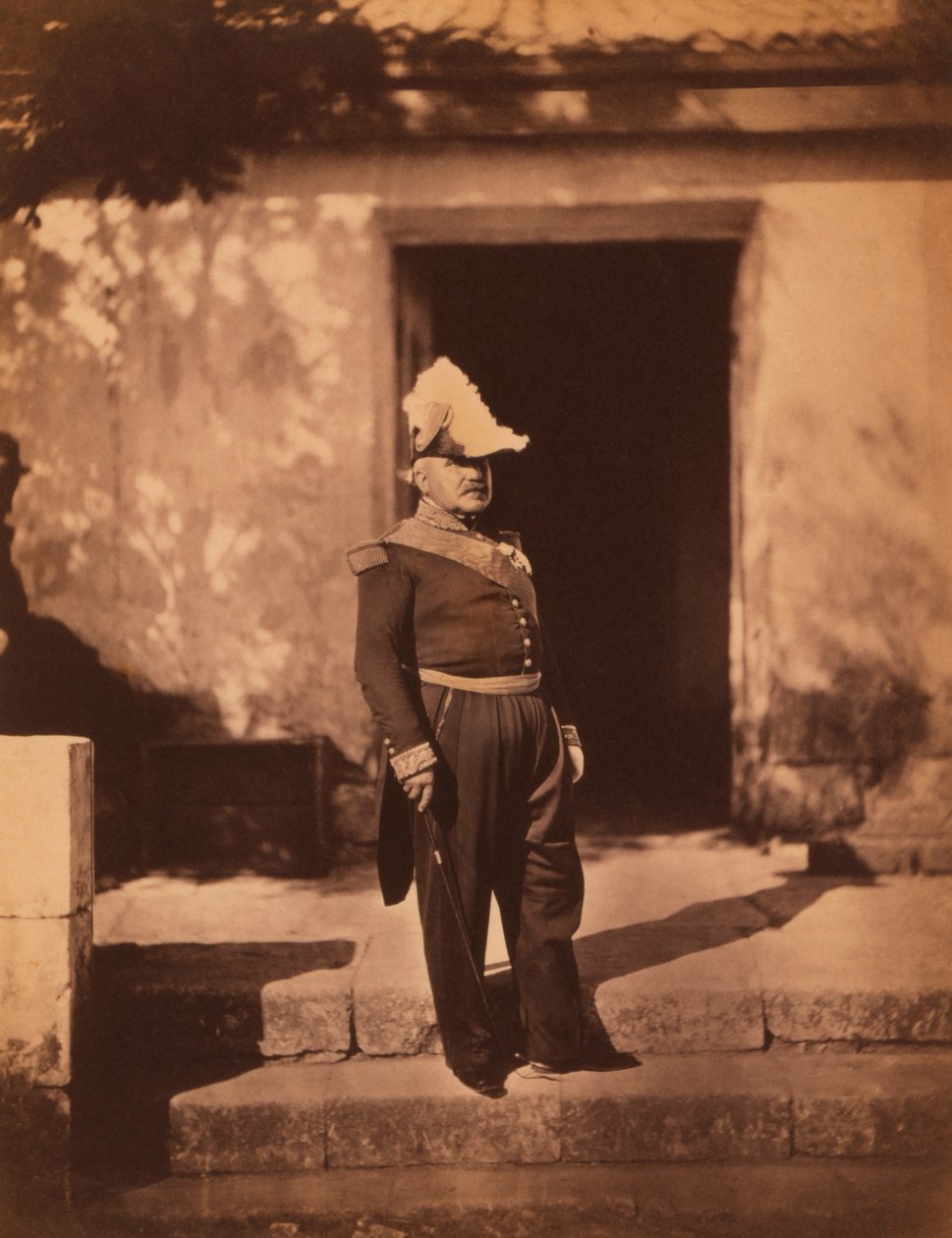 Fransk Marechal Pelissier, fuldlængde portræt i uniform og hat, stående foran bygningen, Krimkrigen, Krim, Ukraine af Roger Fenton