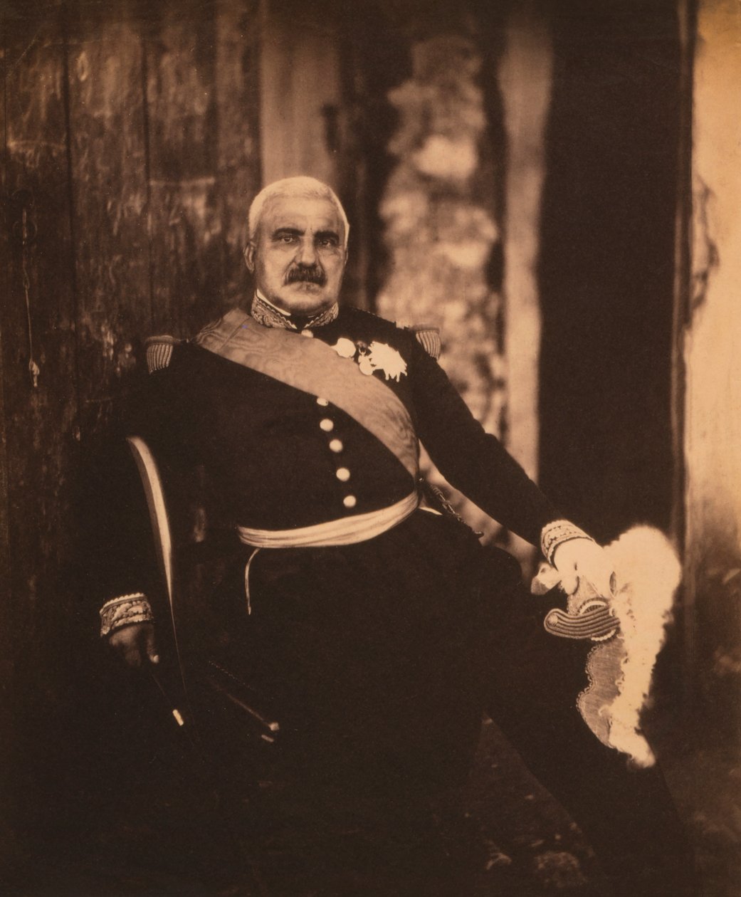 Fransk marskal Aimable-Jean-Jacques Pelissier, Siddende Portræt iført Uniform, Krimkrigen, Krim, Ukraine af Roger Fenton