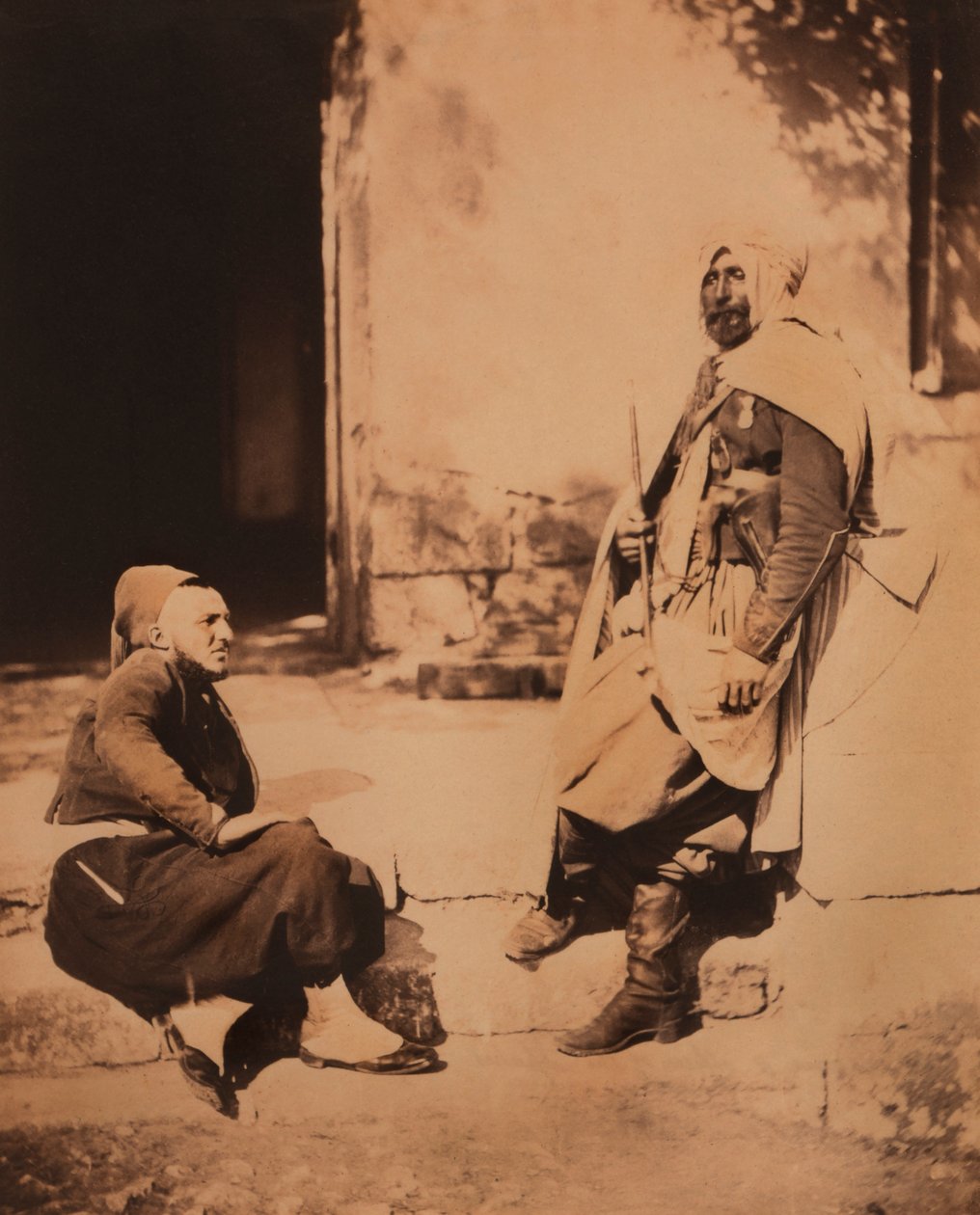 Fuldlængdeportræt af siddende Zouave og stående spahi-officer, portræt, Krimkrigen, Krim, Ukraine af Roger Fenton