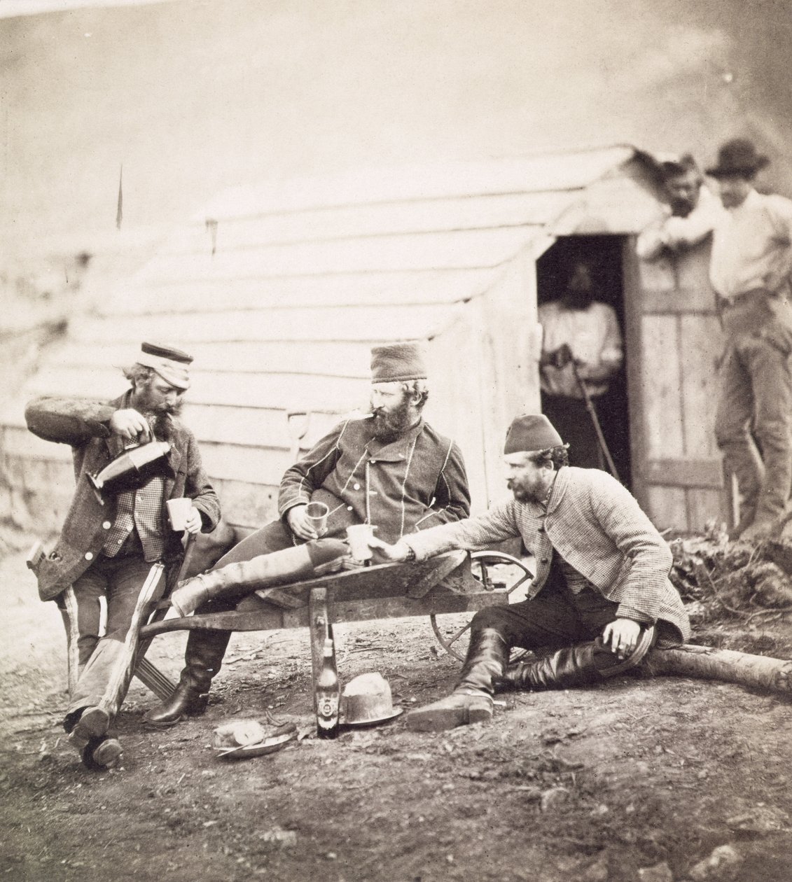 Nødhed i lejren (oberst Lowe og kaptajnerne Brown og George), 1855 (albumenprint fra vådt kollodiumnegativ) af Roger Fenton