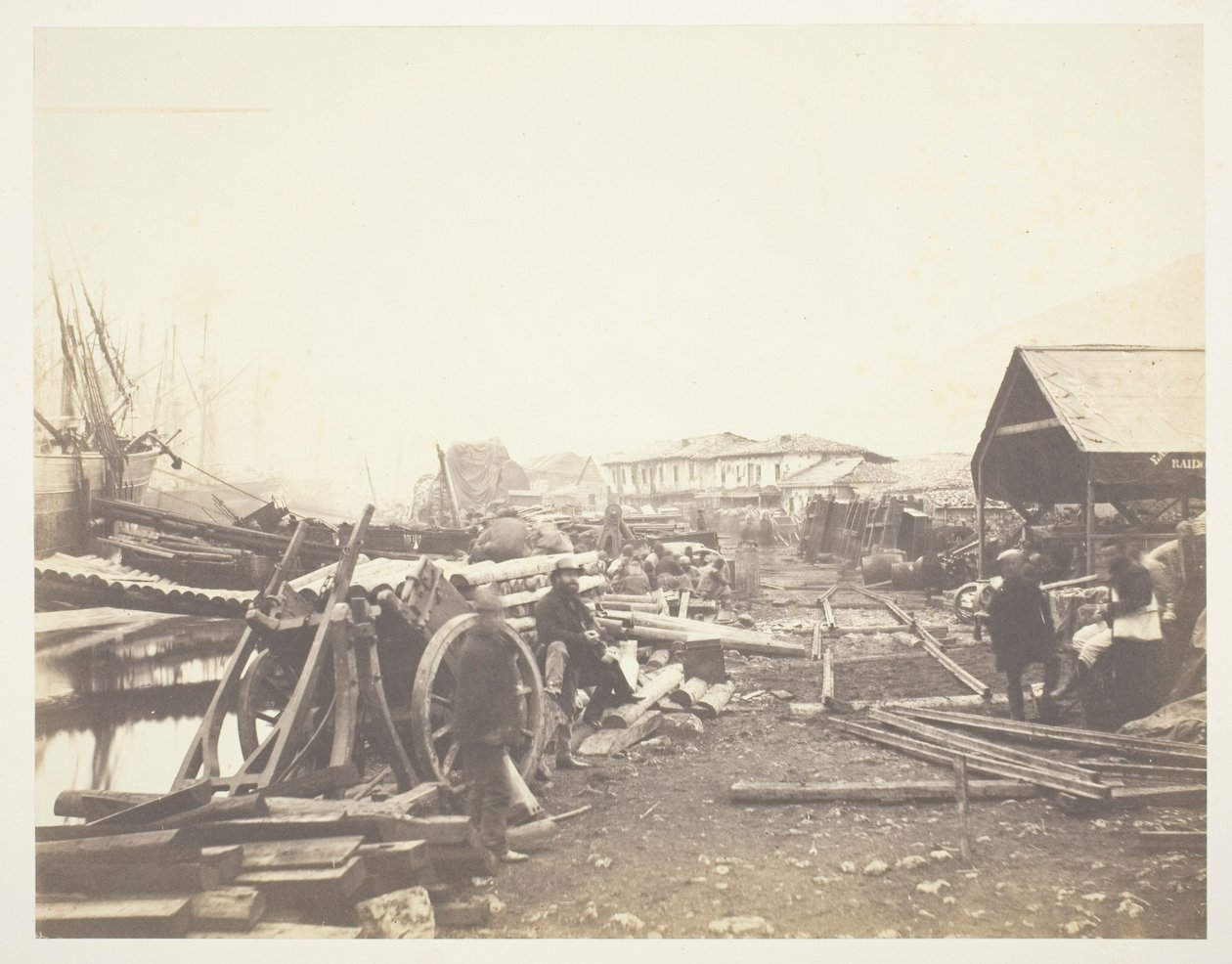 Landing Place, Railway Stores, Balaklava af Roger Fenton