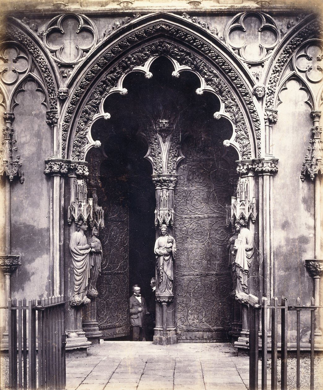 Lichfield: West Porch af Roger Fenton
