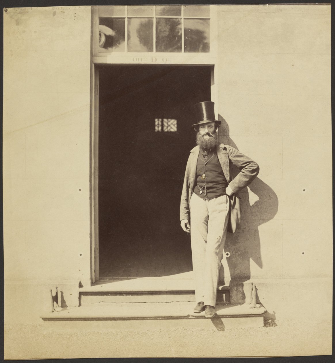 Mand stående i en døråbning ved Hythe Kaserne af Roger Fenton