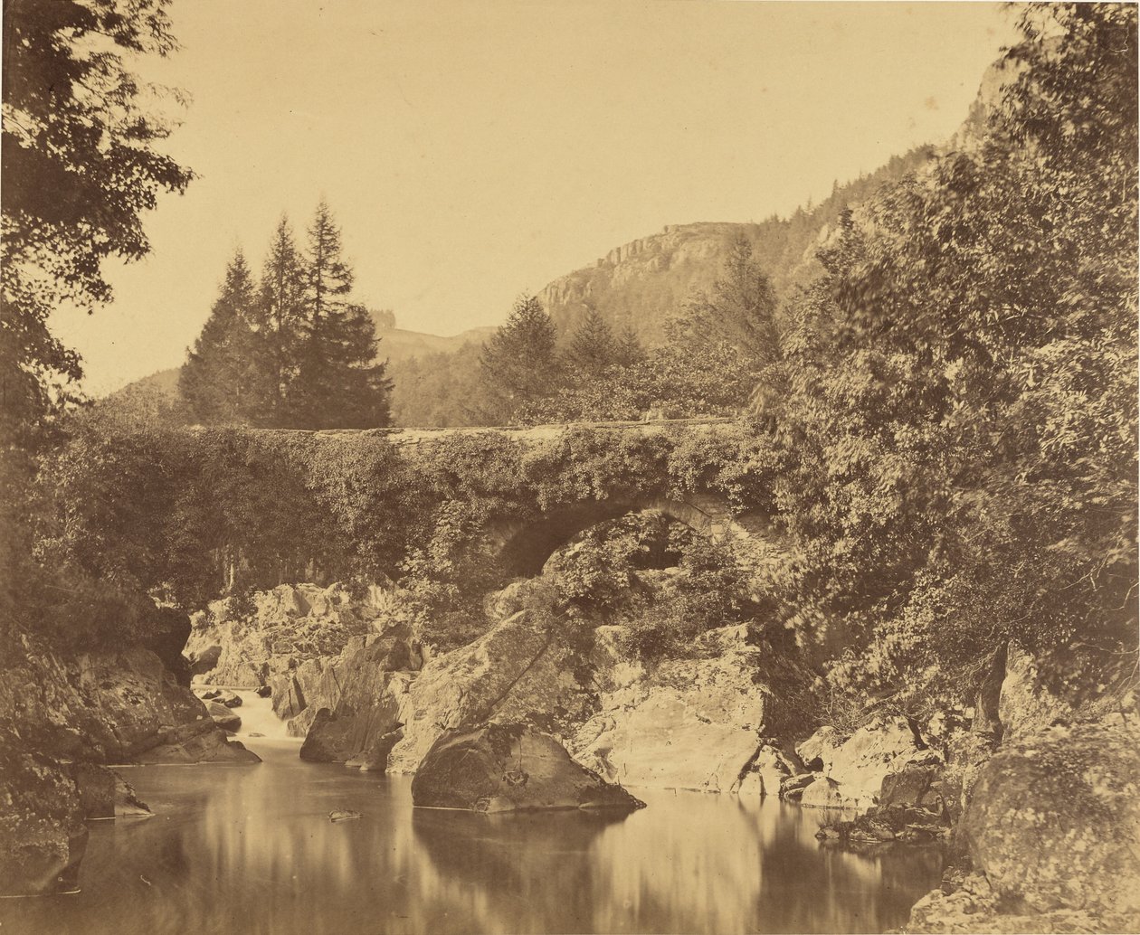Vandbassin neden for Pont y Pari, Bettws-y-Coed, Wales. af Roger Fenton