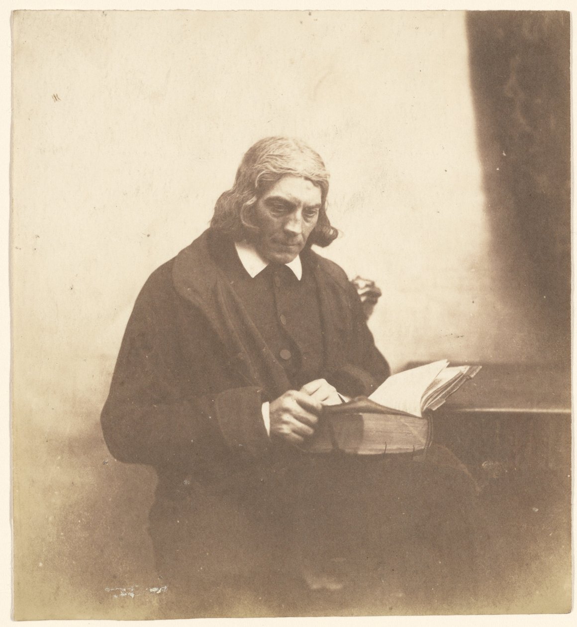 [Portræt af en gejstlig med en bog] af Roger Fenton
