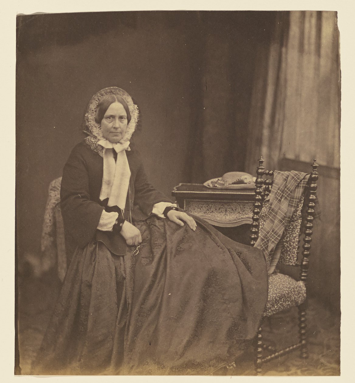 [Portræt af en siddende kvinde med kyse] af Roger Fenton