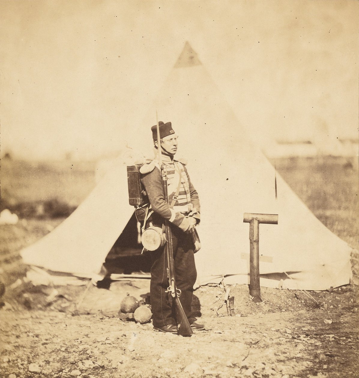 Menig i fuld marchudrustning af Roger Fenton