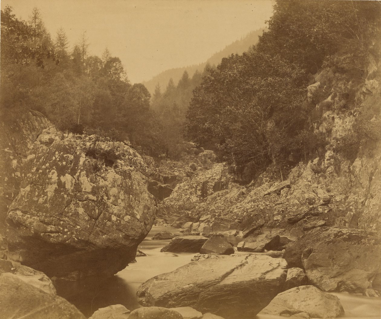 Klipper i Lwgwy: Bettws-y-Coed. af Roger Fenton