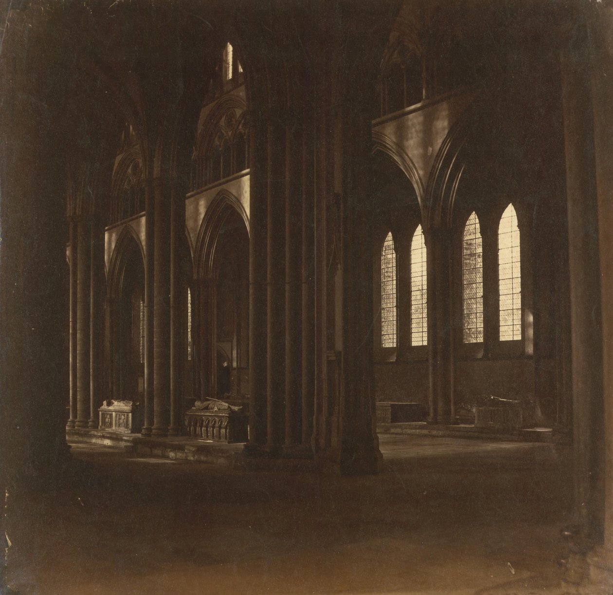 Salisbury Cathedral - The Nave, fra South Transept, 1858. af Roger Fenton