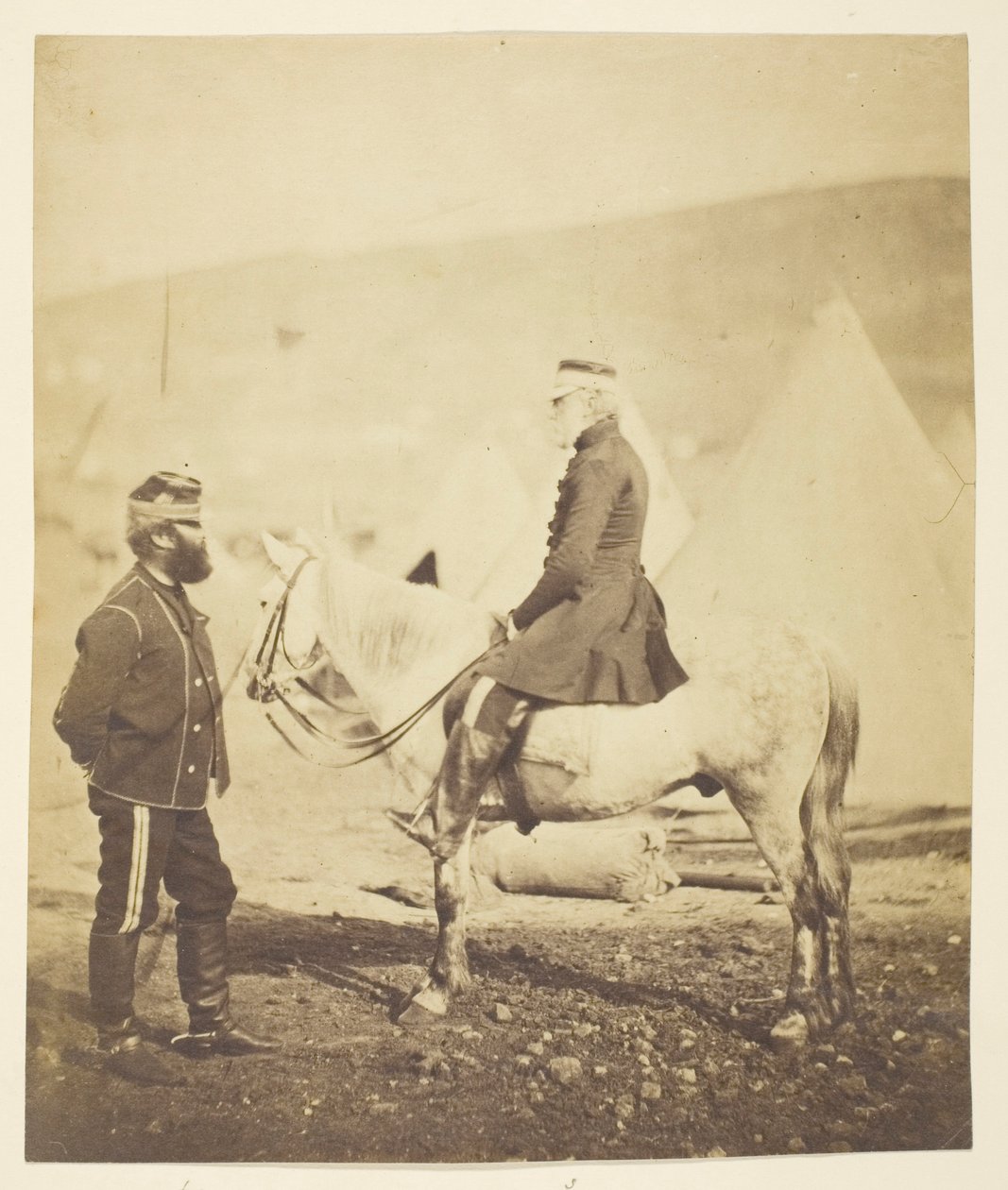 Sir Jas. York Scarlett (1799-1880), general, førte an i den tunge brigade, Balaclava (venstre); Edward Wm. Lowe (1820-1880), general (højre); Taget på Krim. af Roger Fenton