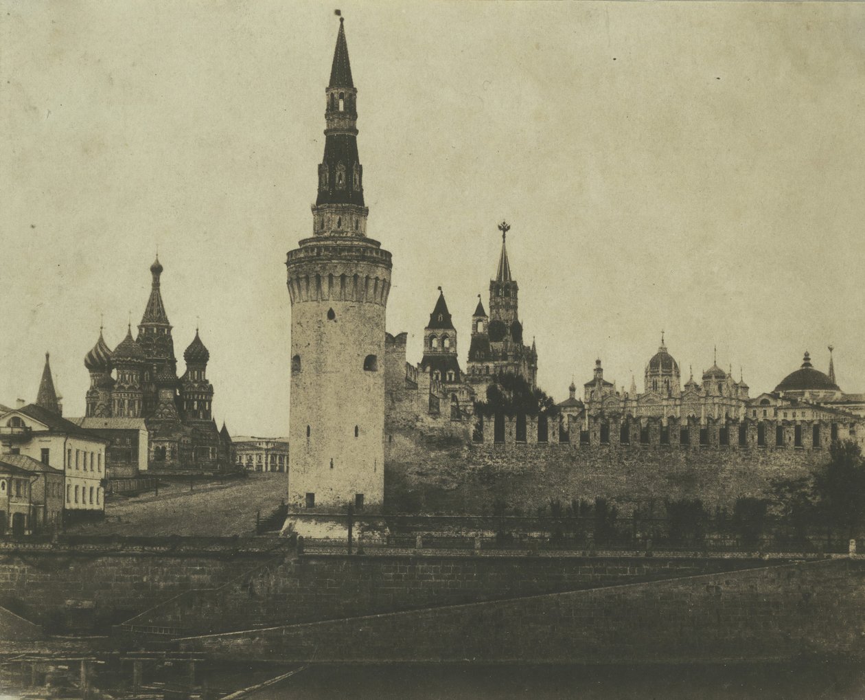 Sydfronten af Kreml fra den gamle bro, 1852. af Roger Fenton