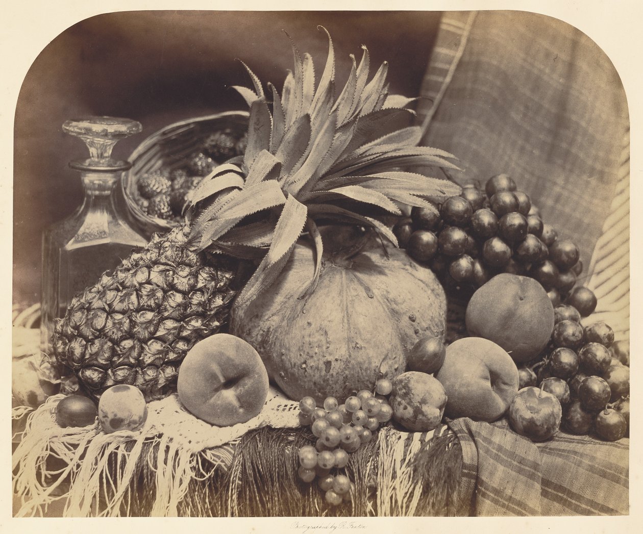Stilleben med frugt og karaffel af Roger Fenton