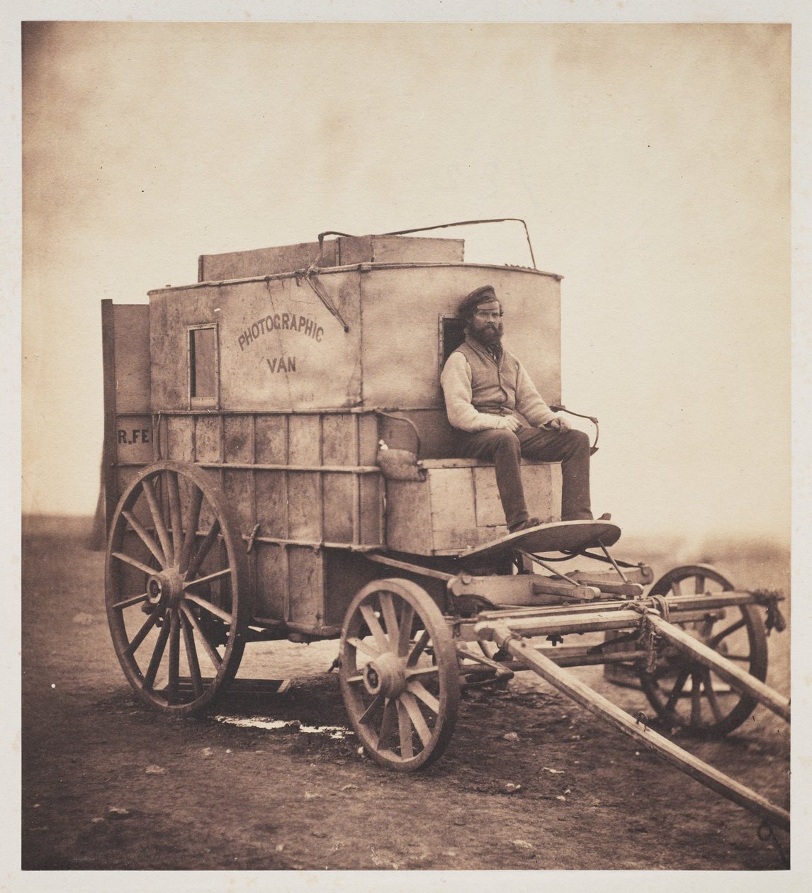 Fotografens vogn med Marcus Sparling på Krim af Roger Fenton