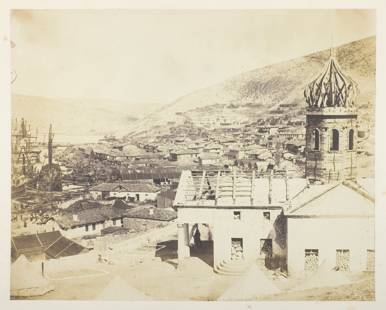 Den russiske kirke og byen Balaklava af Roger Fenton