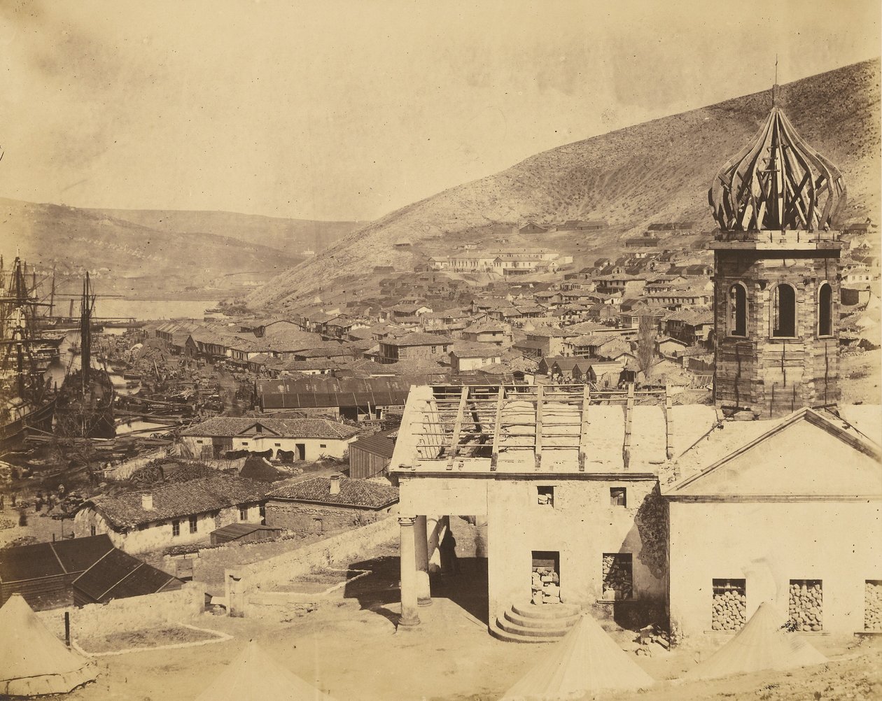 Den russiske kirke og byen Balaklava af Roger Fenton