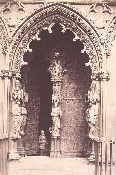 The West Porch, Lichfield Cathedral, ca. 1858 (sepiafoto) af Roger Fenton