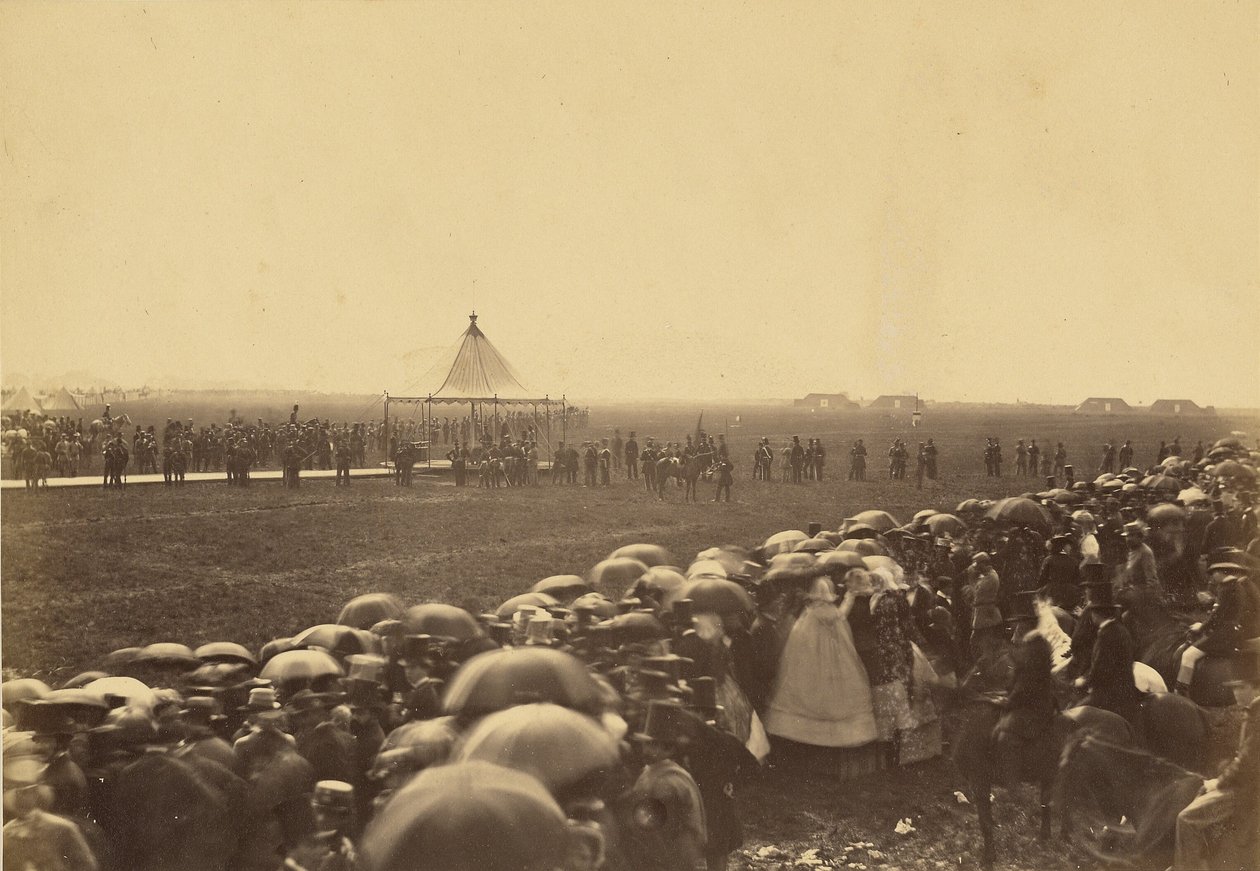 Prøver geværet før dronningens ankomst. af Roger Fenton