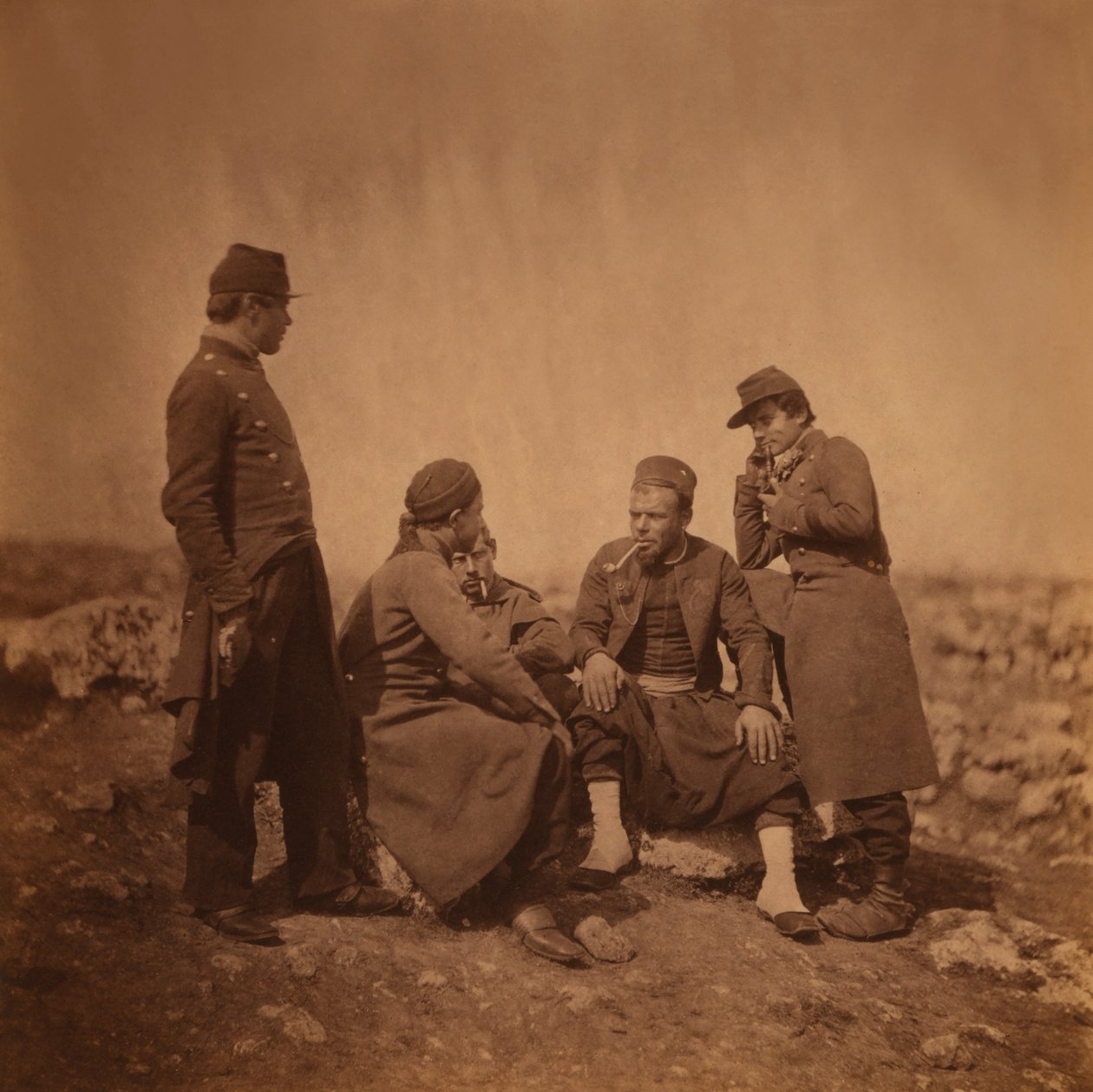 To franske soldater, der står ved siden af tre zouave-soldater, der sidder og ryger, Krimkrigen, Krim, Ukraine af Roger Fenton