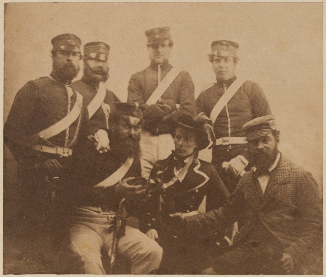 To officerer og fire mænd med cantiniere, Krim, 1855 af Roger Fenton