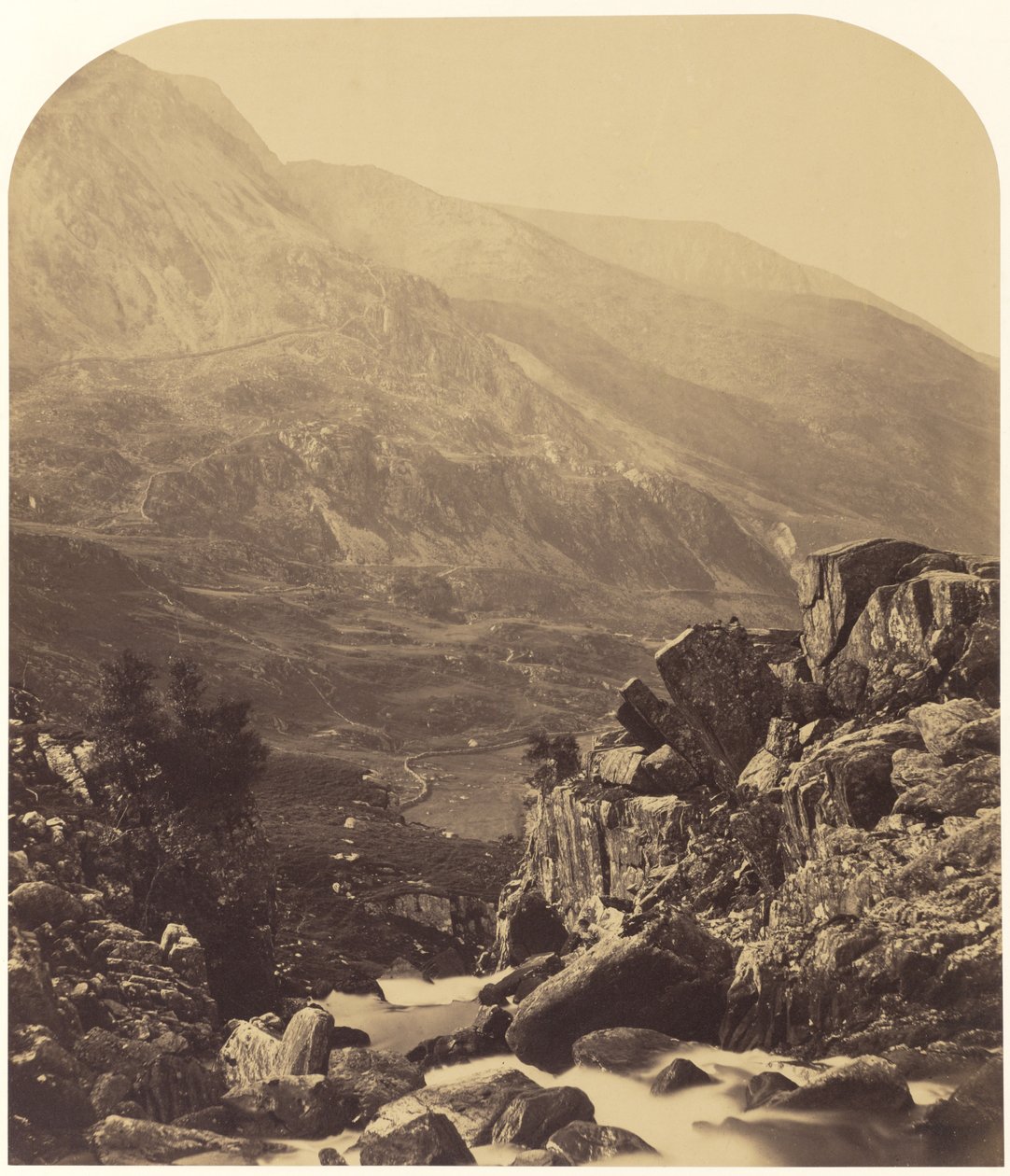 Udsigt fra Ogwen-vandfaldene ind i Nan Francon af Roger Fenton