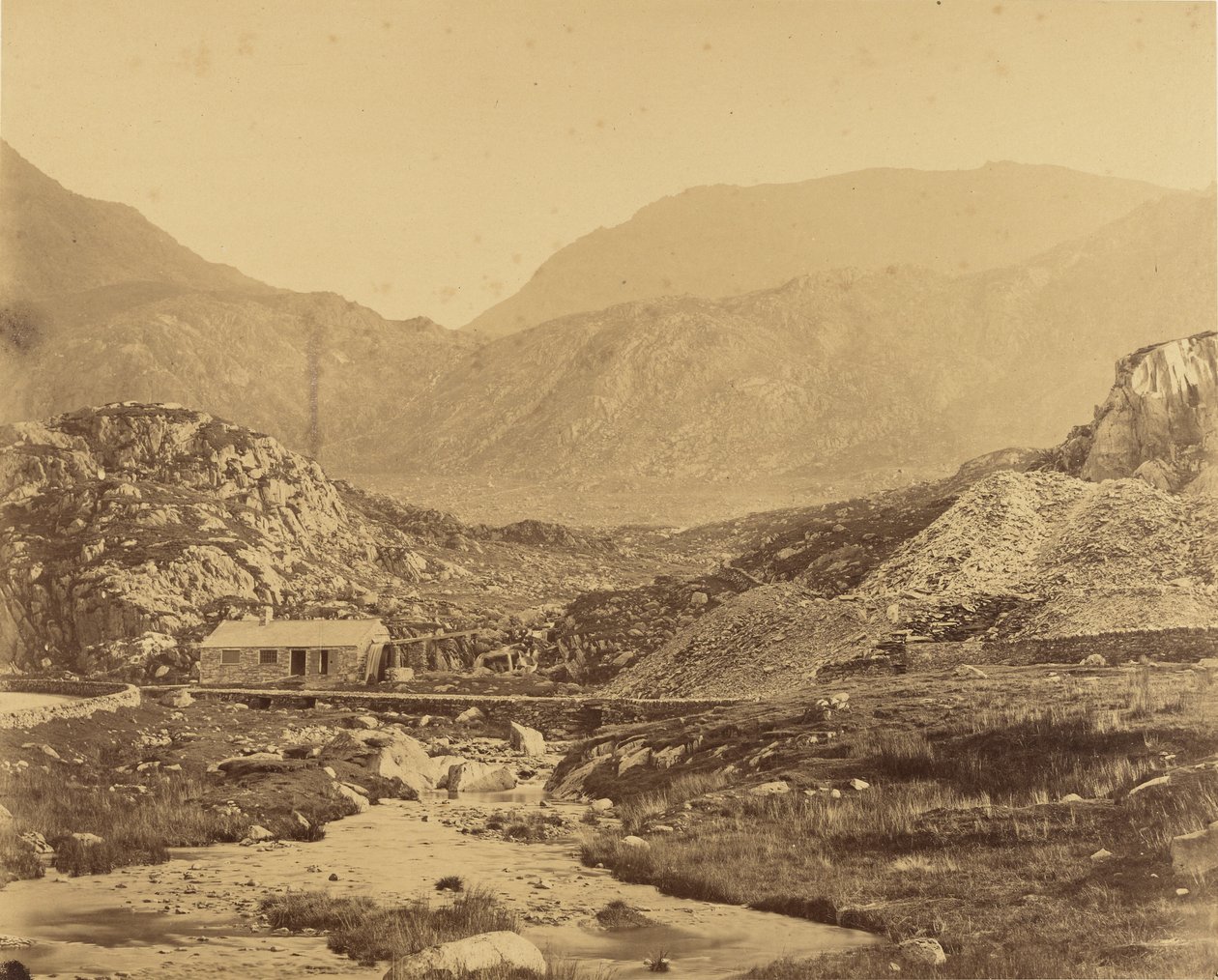 [Udsigt over bjerge ved foden af Ogwen-søen] af Roger Fenton