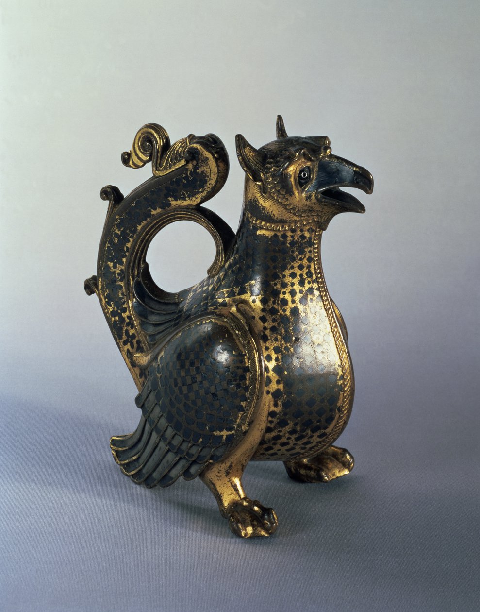 Vandkande i form af en griffin, tidligt i det 12. århundrede (forgyldt bronze med niello) af Roger von Helmarshausen
