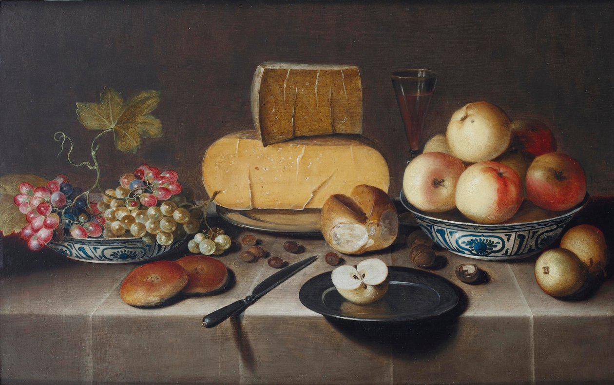 Ost på sølvfad, røde og hvide vindruer og æbler i wanli-skåle af porcelæn, rundstykker, en kniv og et skåret æble på en tallerken, alt sammen på et draperet bord, 1626 af Roloef Koets