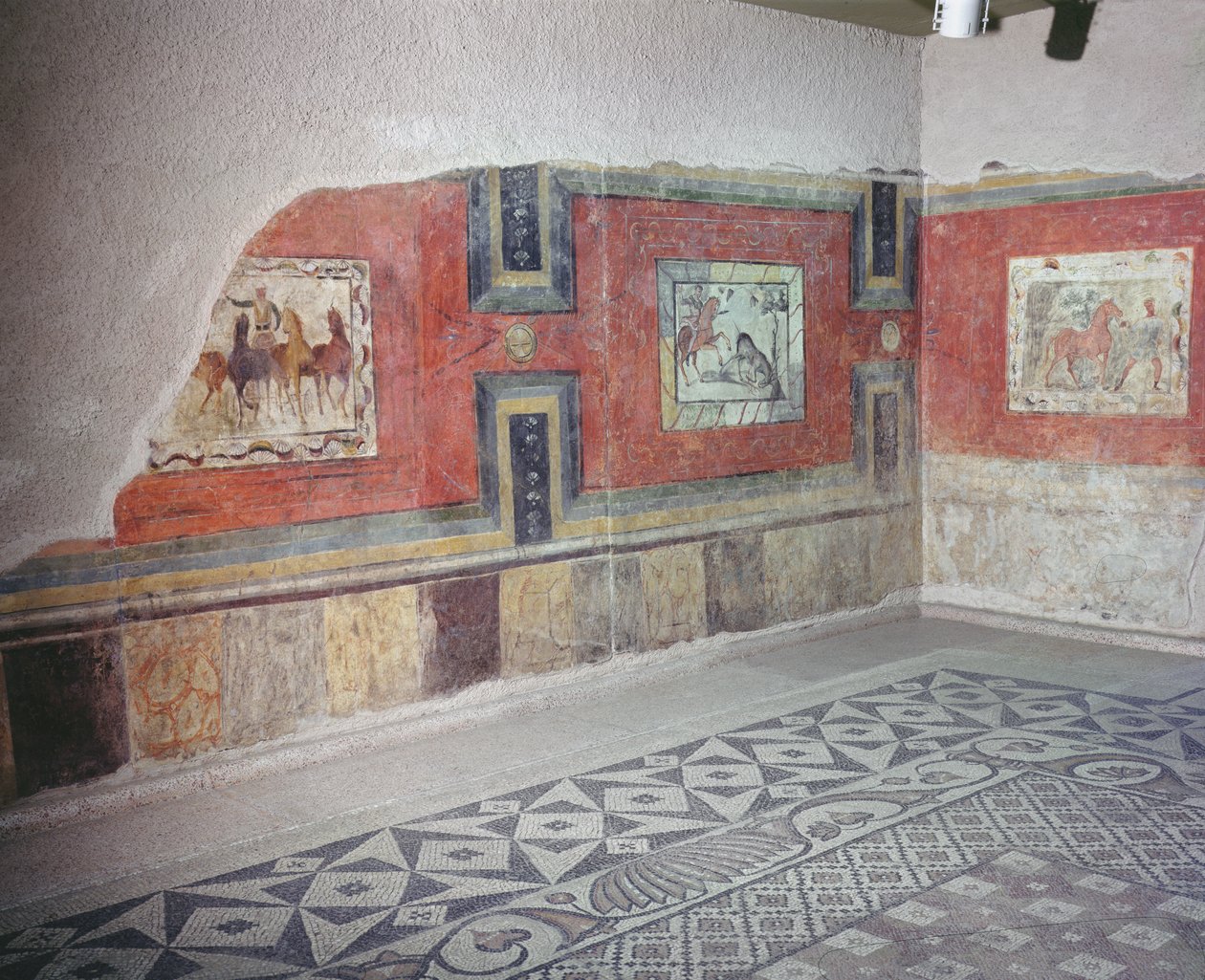 En genskabelse af det indre af et romersk hus med mosaikgulve og vægmalerier, der skildrer cirkus- og jagtscener (fresco og mosaik) af Roman