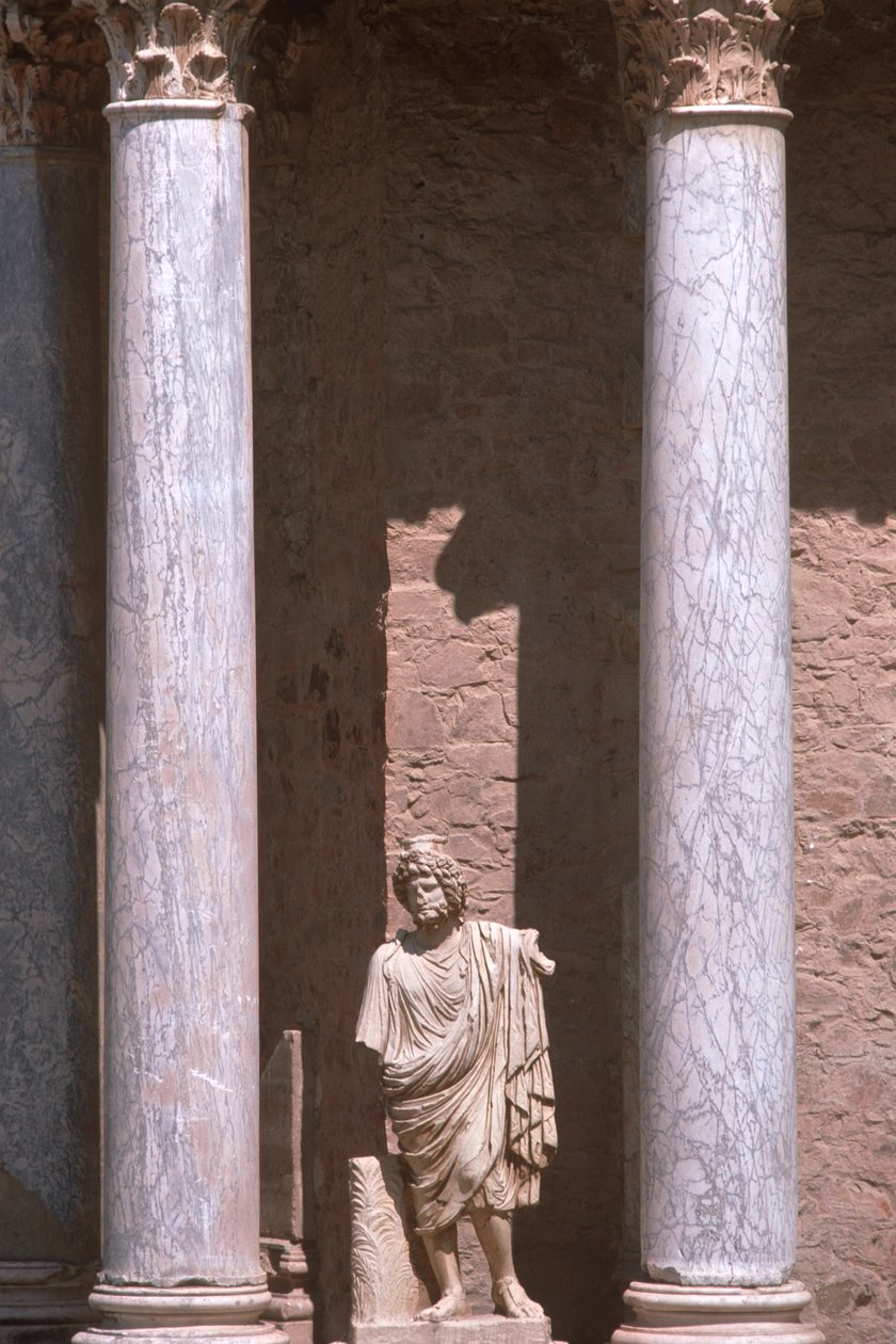 En statue mellem to søjler af Roman