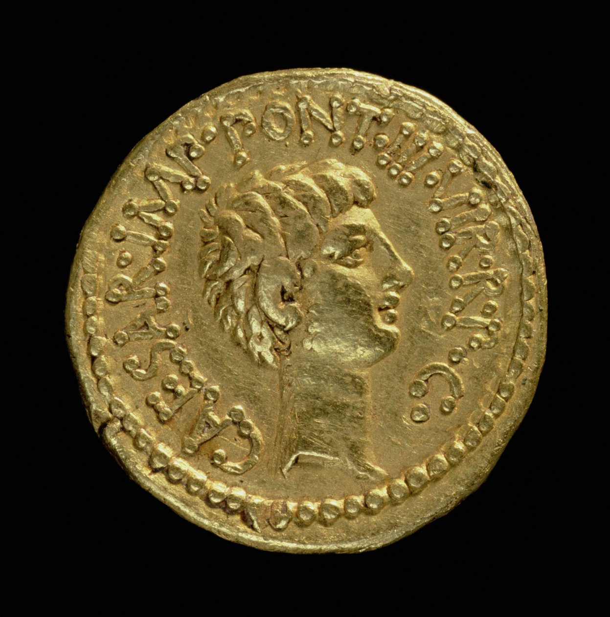 Aureu (omvendt) præget af Marcus Antonius med hovedet af Octavian (63 f.Kr.-14 e.Kr.) (guld) Indskrift: CAESAR IMP PONT III VIR R P C (For forside se 119139) af Roman