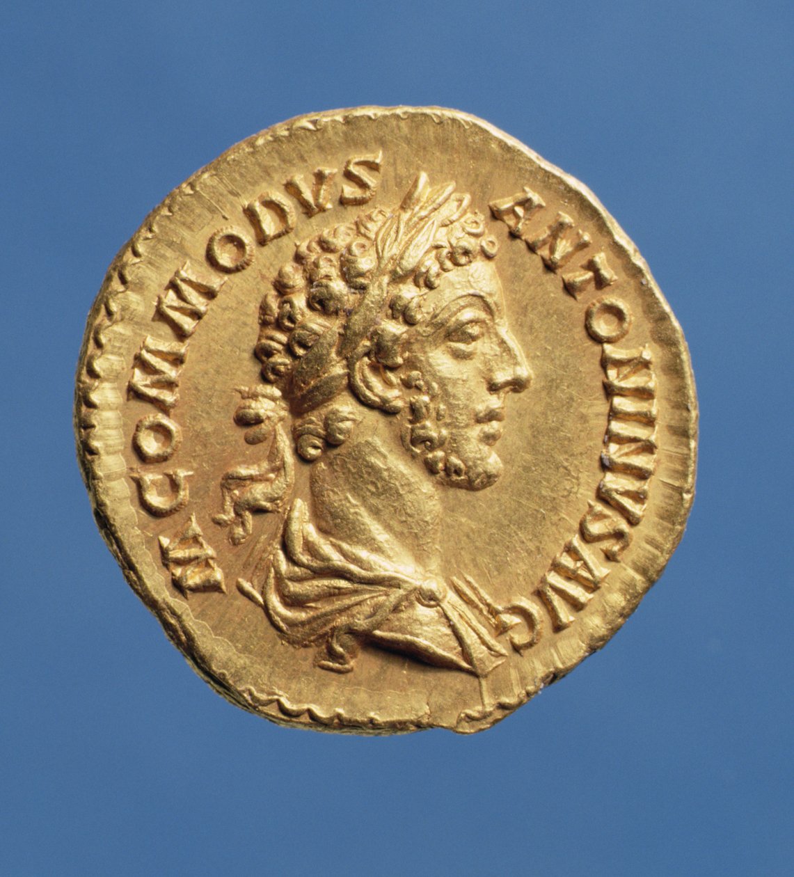 Aureus (forside) buste af Commodus (180-192) draperet, højre, iført laurbærkrans. Indskrift: M ANTONINVS COMMODVS AVG (guld) af Roman
