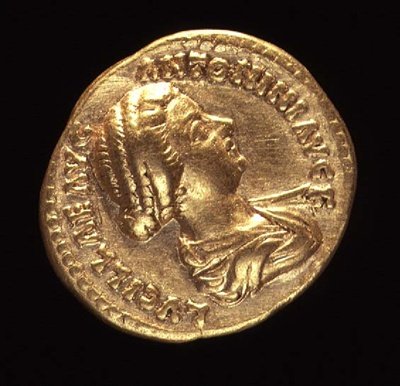 Aureus (forside) forestillende Lucilla, datter af Marcus Aurelius (AD 161-AD 180) draperet. Indskrift: LUCILLAE AVG ANTONINI AVG F (guld) (for bagside se 119147) af Roman