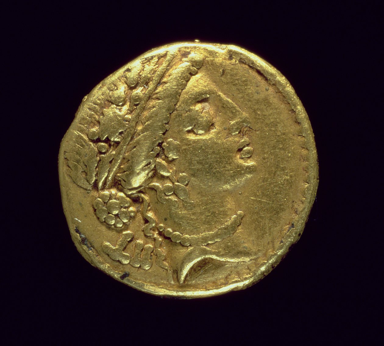 Aureus (forside) præget af Julius Cæsar (110-44 f.Kr.) forestillende et kvindeligt hoved til højre iført en egekrans og diadem (guld) af Roman