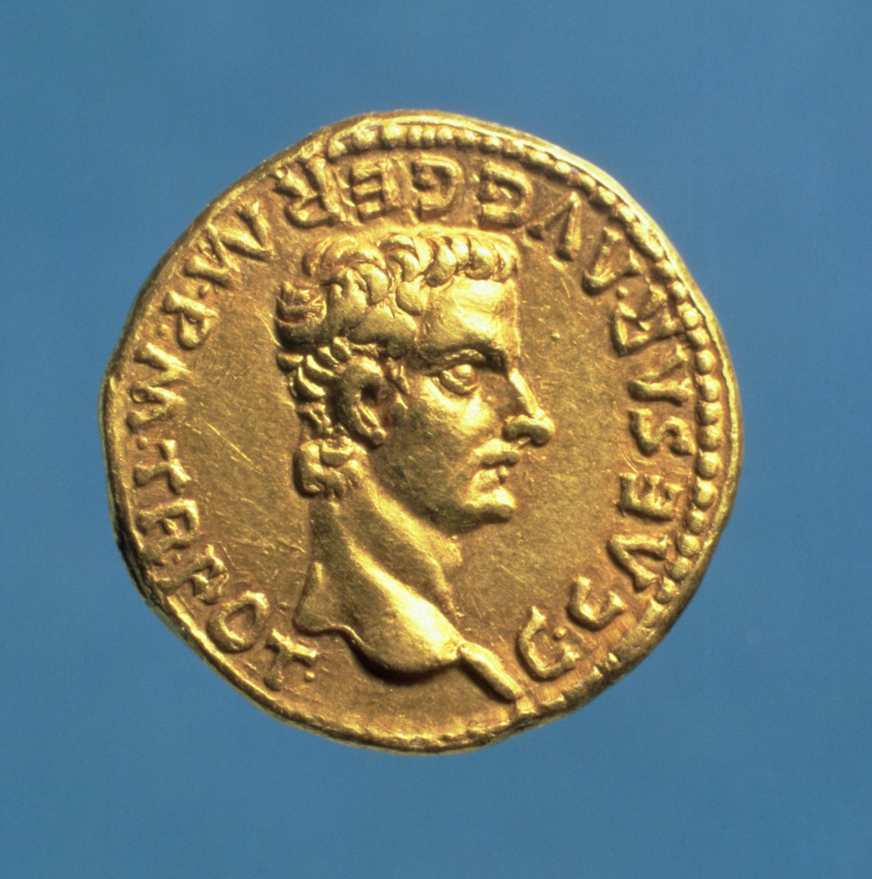 Aureus (forside) af Caligula (37-41 e.Kr.) barhovedet. (guld) Indskrift: C CAESAR AVG GERM P M TR POT af Roman