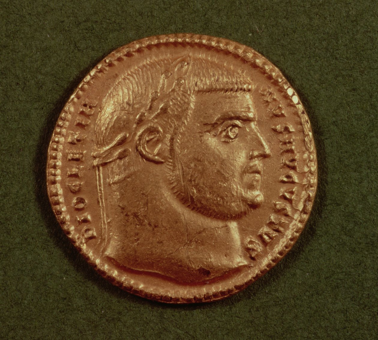 Aureus (forsiden) af Diocletian (ad 284-AD 305) iført en laurbærkrans. Beskrivelse: DIOCLETIANVS AVGVSTVS (guld) af Roman
