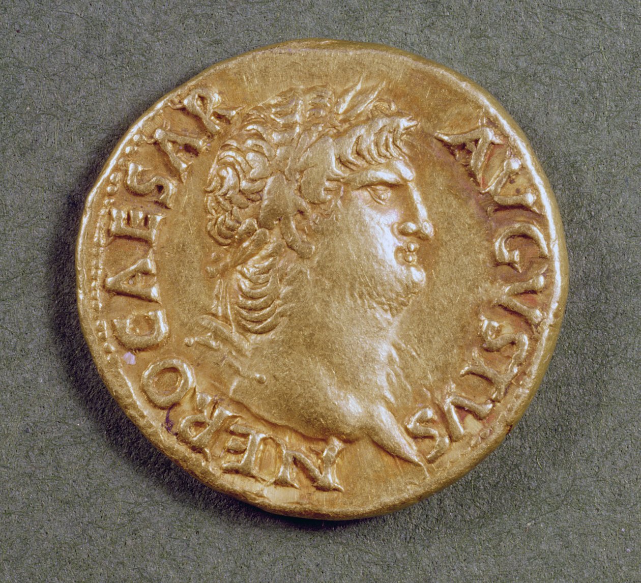 Aureus (forside) af Nero (AD 54-AD 68) iført en laurbærkrans. Indskrift: NERO CAESAR AVGVSTVS (guld) af Roman