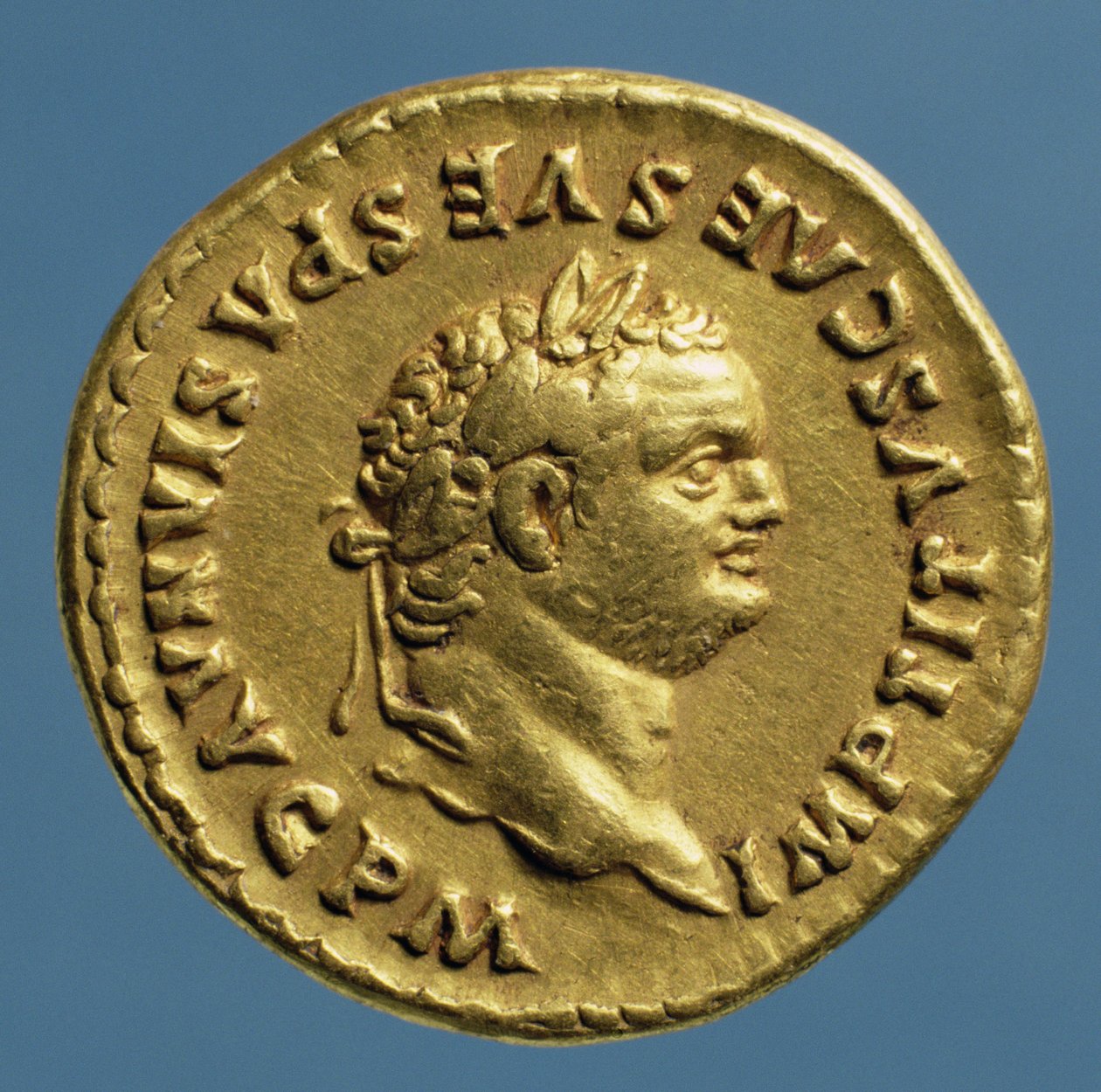 Aureus (forsiden) af Titus (79-71 e.Kr.) iført en laurbærkrans. (guld) Indskrift: IMP TITVS CAES VESPASIAN AVG P M af Roman