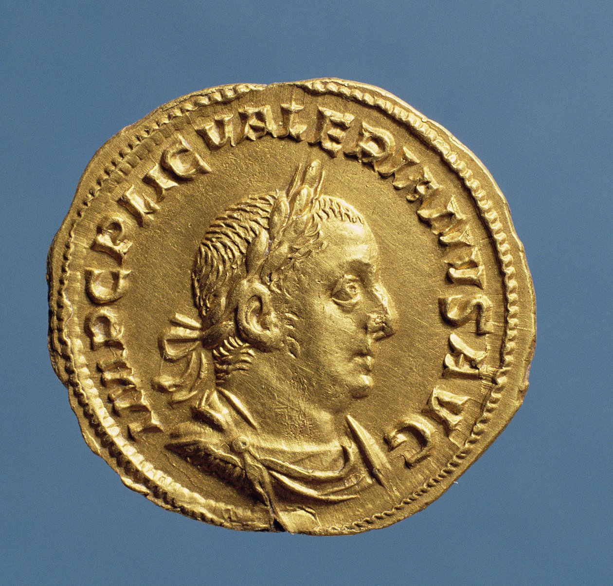 Aureus (forsiden) af Valerianus I (253-260), draperet, kyrasseret, iført laurbærkrans. Indskrift: IMP C P LIC VALERIANVS AVG (guld) af Roman